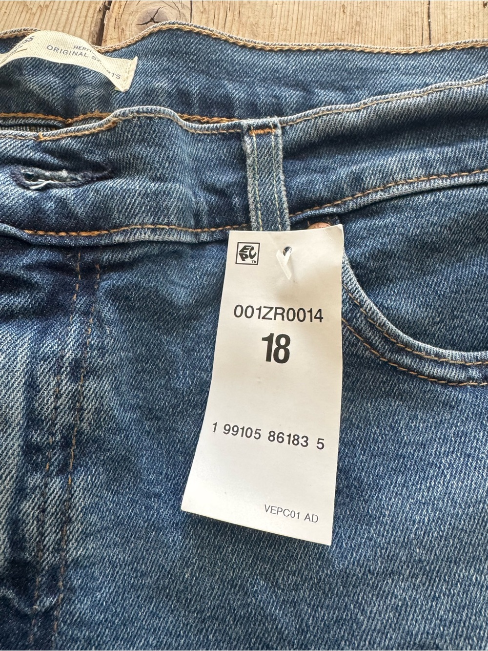 NWT Levi’s Denim High-Rise Frayed Hem Women's Shorts size 18 / 34 - Picture 8 of 9